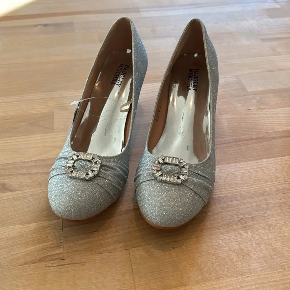 Badgley Mischka Girls Size 5 Silver Glittery Block Heeled Pump